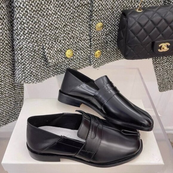 Tabi Loafers Tassels in Black Maison Martin Margiela Black Split-Toe Loafers